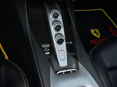 Used 2019 Ferrari Portofino image 17
