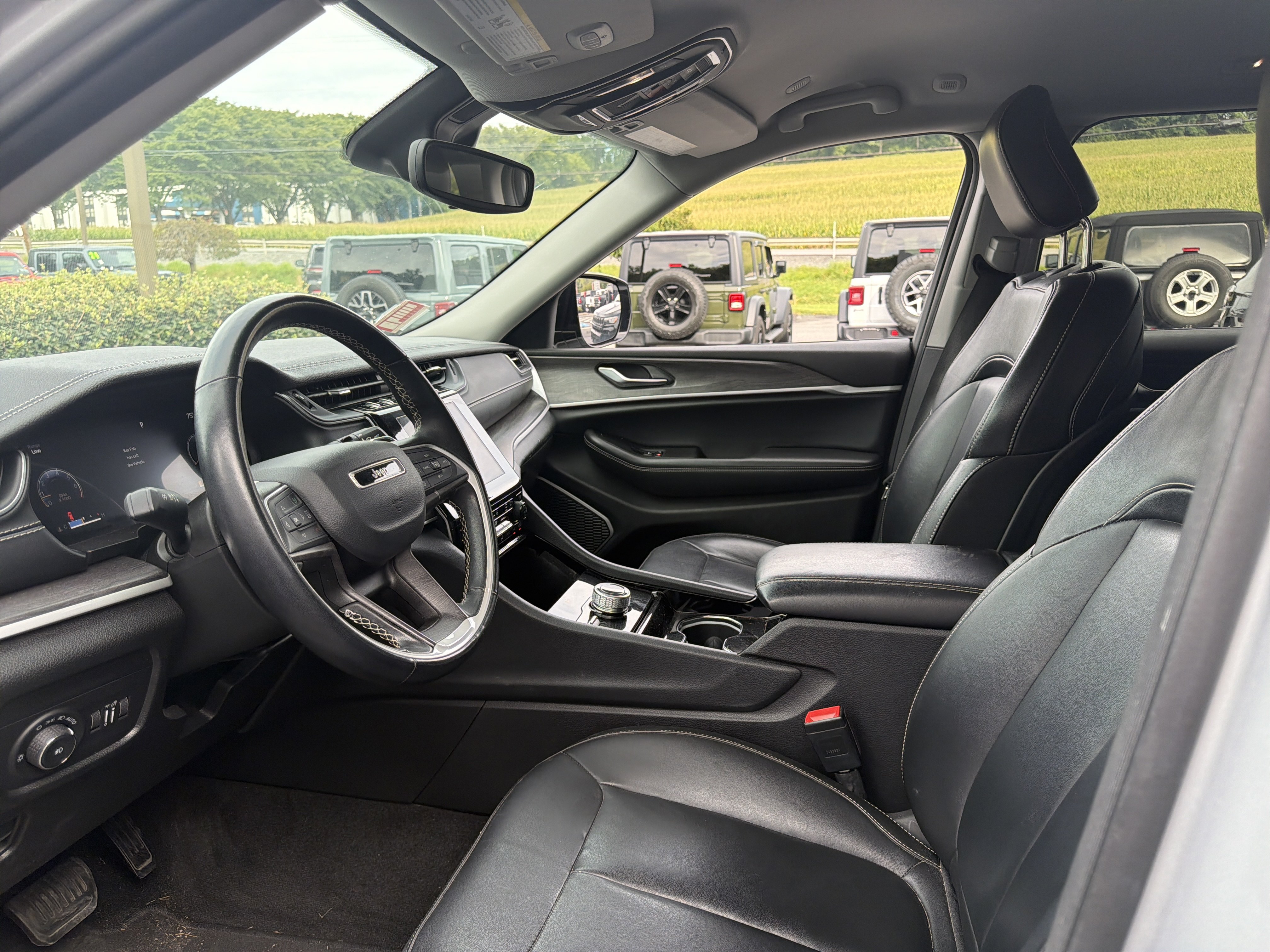 Used 2022 Jeep Grand Cherokee Limited AWD/4WD image 12