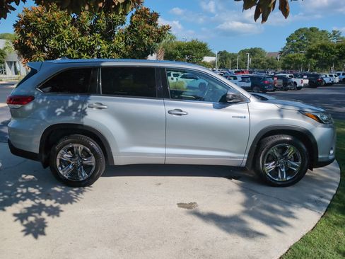 Used 2019 Toyota Highlander Limited Platinum AWD/4WD image 10