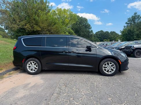 Used 2017 Chrysler Pacifica Touring FWD image 4