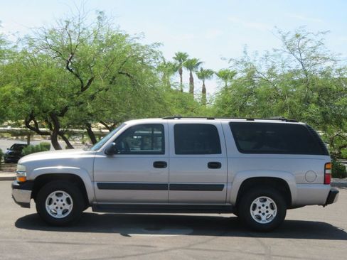 Used 2004 Chevrolet Suburban LS w/ Preferred Equipment Group AWD/4WD image 2