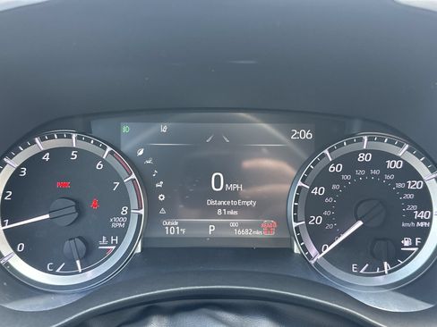 Used 2024 Toyota Highlander XLE AWD/4WD image 23