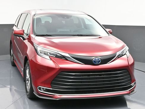 Used 2021 Toyota Sienna XLE image 62