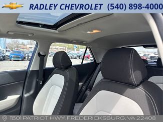 Used 2025 Hyundai Venue SEL video 2