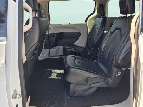 Used 2023 Chrysler Pacifica Touring-L FWD image 6