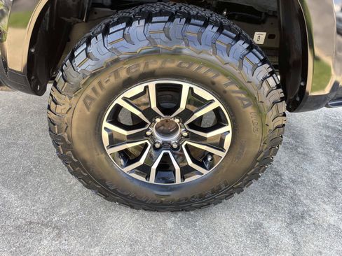Used 2020 Toyota Tacoma TRD Sport w/ TRD Premium Sport Package AWD/4WD image 11
