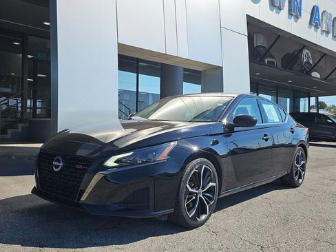 Used 2024 Nissan Altima 2.5 SR image 2