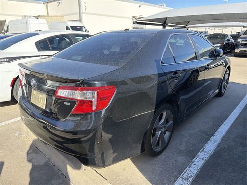 Used 2014 Toyota Camry SE image 3