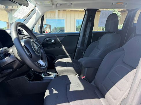 Used 2018 Jeep Renegade Latitude FWD image 15