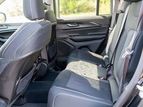 Used 2023 Jeep Grand Cherokee Laredo w/ Luxury Tech Group I AWD/4WD image 12