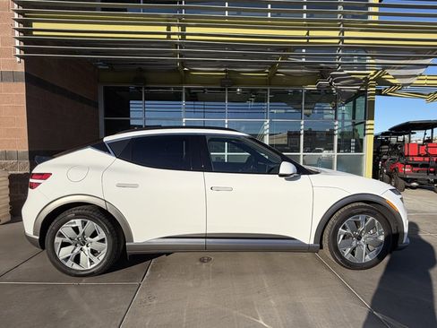 Used 2025 Genesis GV60 RWD image 9