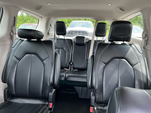 Used 2023 Chrysler Pacifica Touring-L FWD image 19