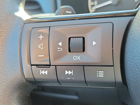 Used 2023 Nissan Rogue SV image 18