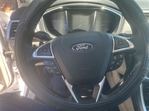 Used 2017 Ford Fusion SE w/ Fusion SE Technology Package FWD image 3