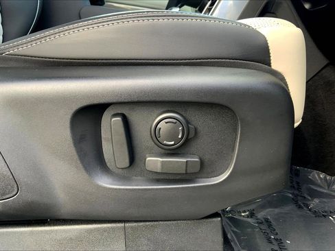 Used 2024 Land Rover Discovery Metropolitan Edition image 36