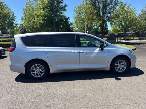 Used 2024 Chrysler Pacifica Touring-L FWD image 9