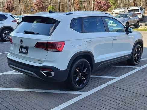 Certified 2022 Volkswagen Taos SE w/ Panoramic Sunroof Package image 3