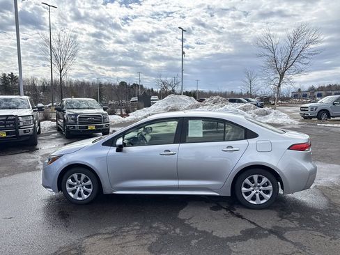 Used 2022 Toyota Corolla LE image 9