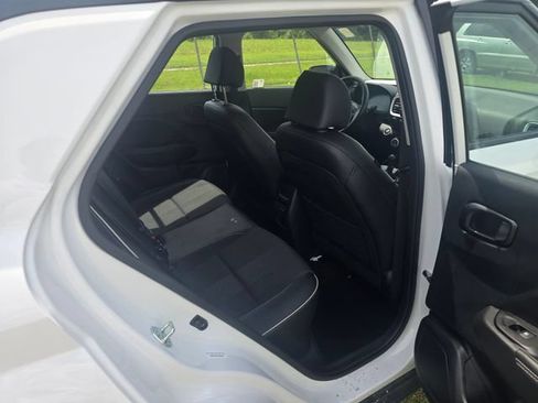 Used 2025 Hyundai Venue Limited FWD image 30