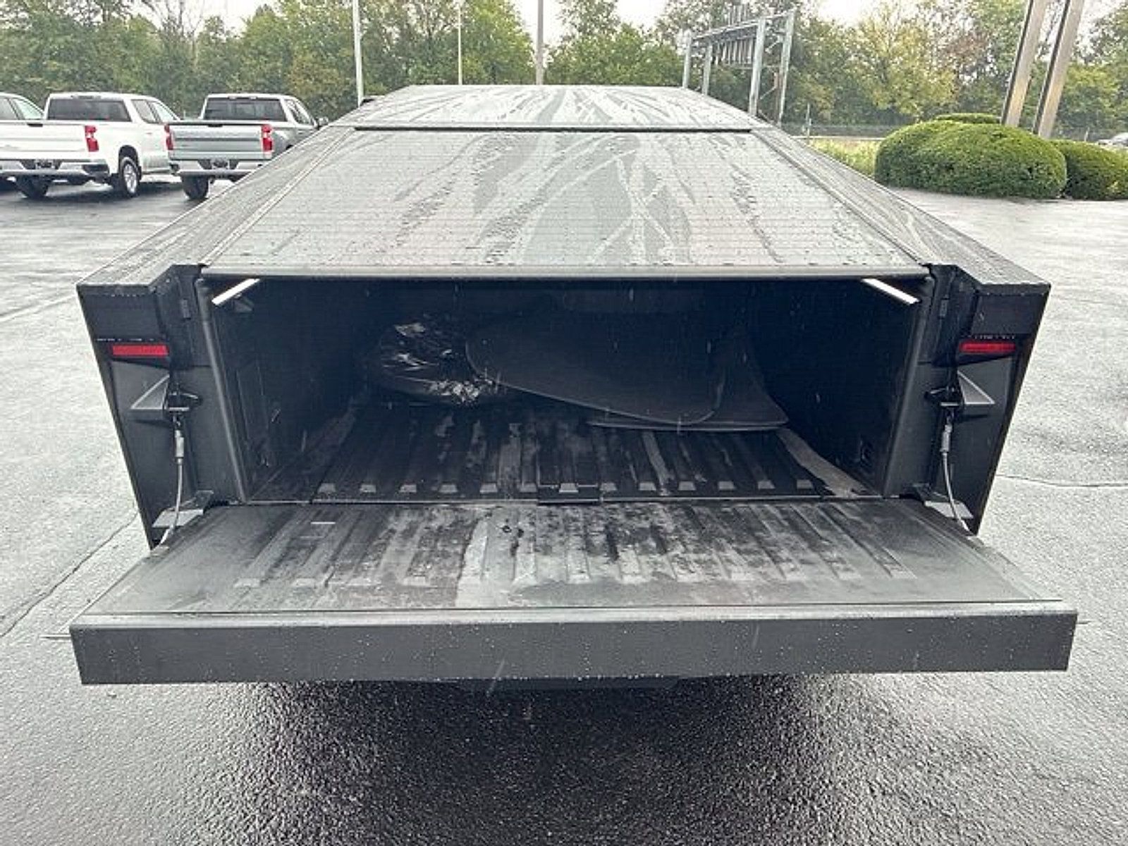 Used 2025 Tesla Cybertruck AWD Crew Cab image 26