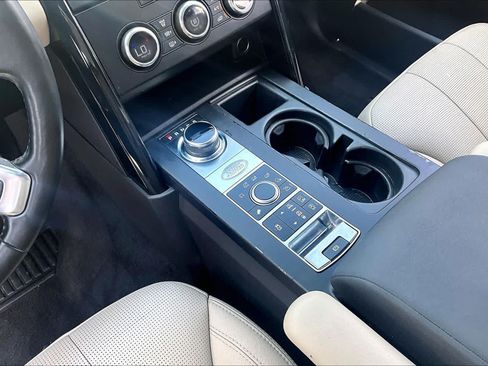 Used 2018 Land Rover Discovery SE AWD/4WD image 17