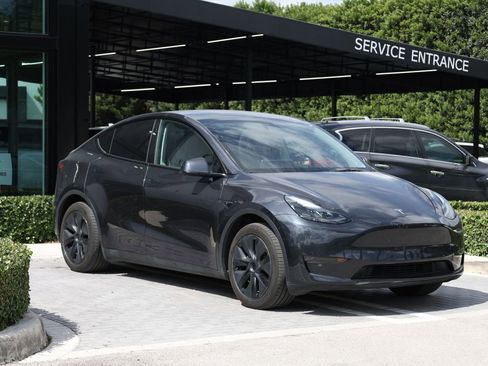 Used 2025 Tesla Model Y Long Range RWD image 2