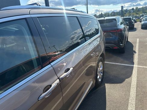 Used 2017 Chrysler Pacifica Touring-L Plus FWD image 23