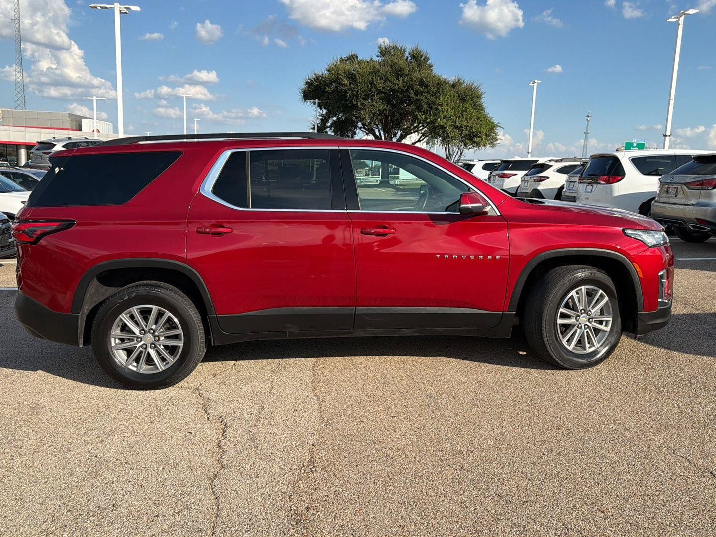 Used 2023 Chevrolet Traverse LT FWD image 8