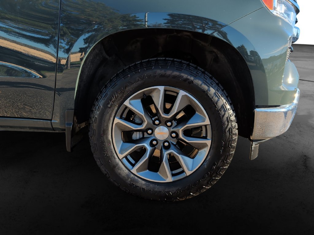 Used 2025 Chevrolet Silverado 1500 LT AWD/4WD image 9