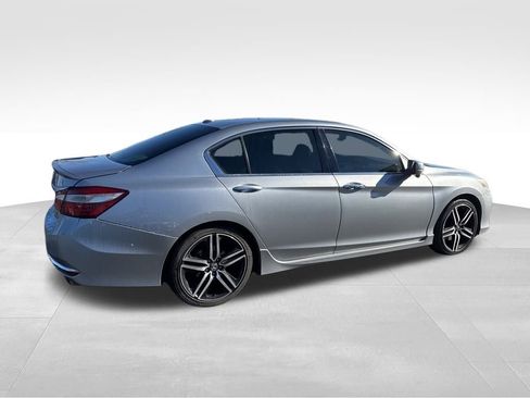 Used 2017 Honda Accord Touring image 9