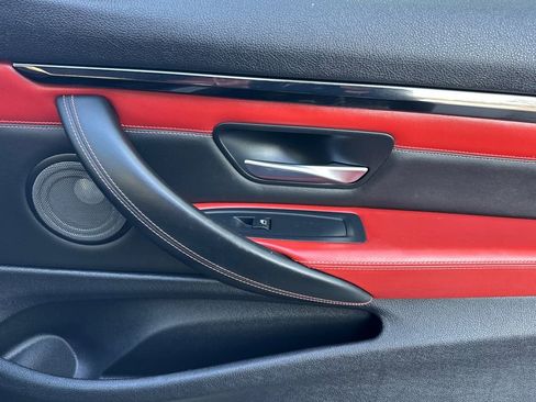 Used 2015 BMW M4 Convertible image 18