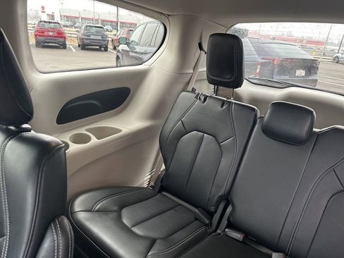 Used 2024 Chrysler Pacifica Touring-L FWD image 23