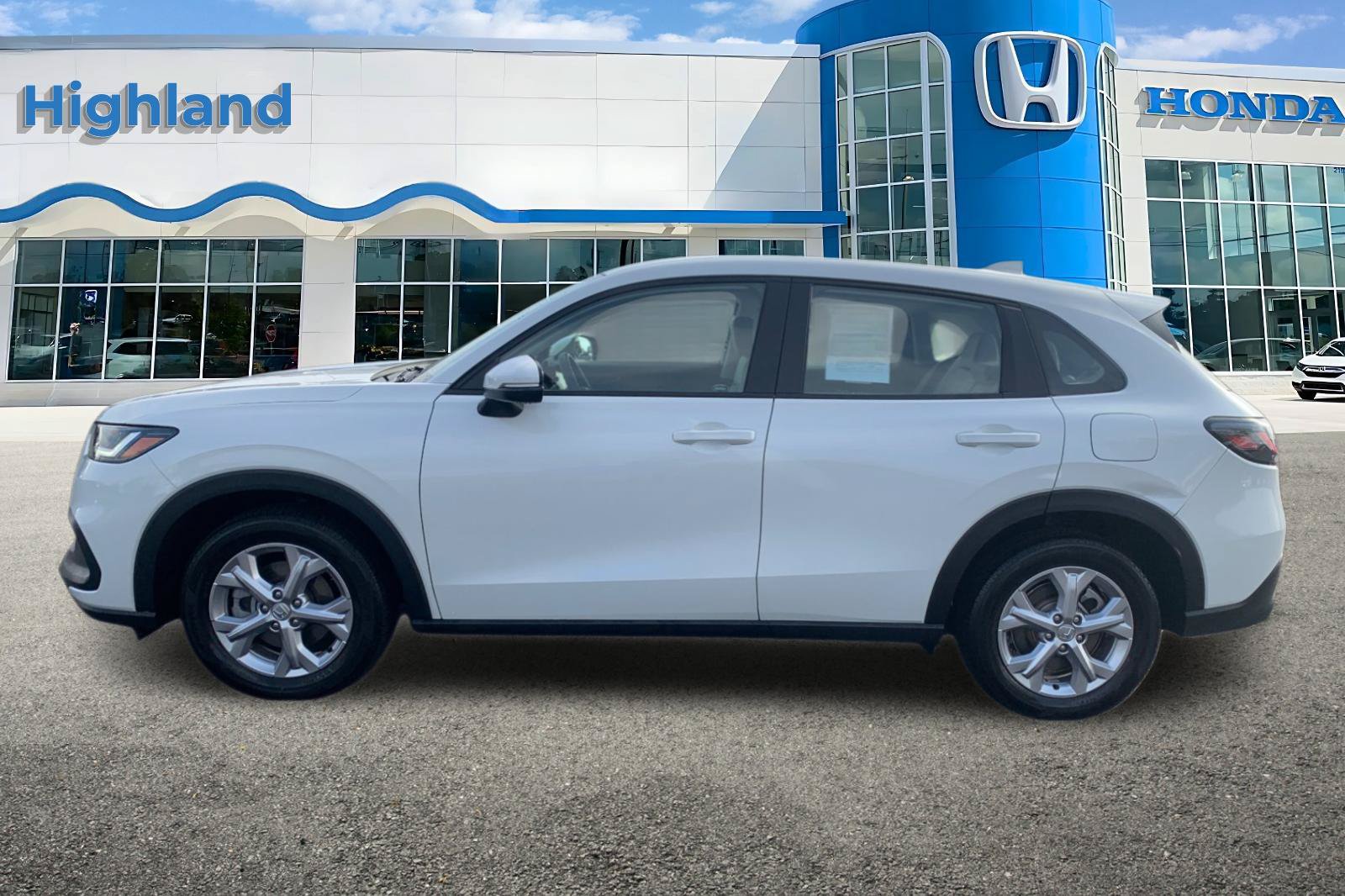 Used 2024 Honda HR-V LX image 2