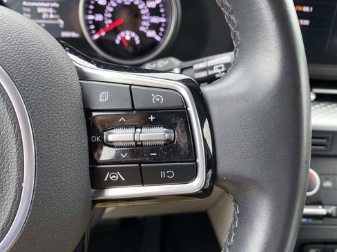 Used 2024 Kia Carnival LX FWD image 16