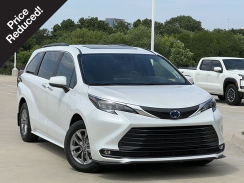 Used 2025 Toyota Sienna XLE FWD image 1