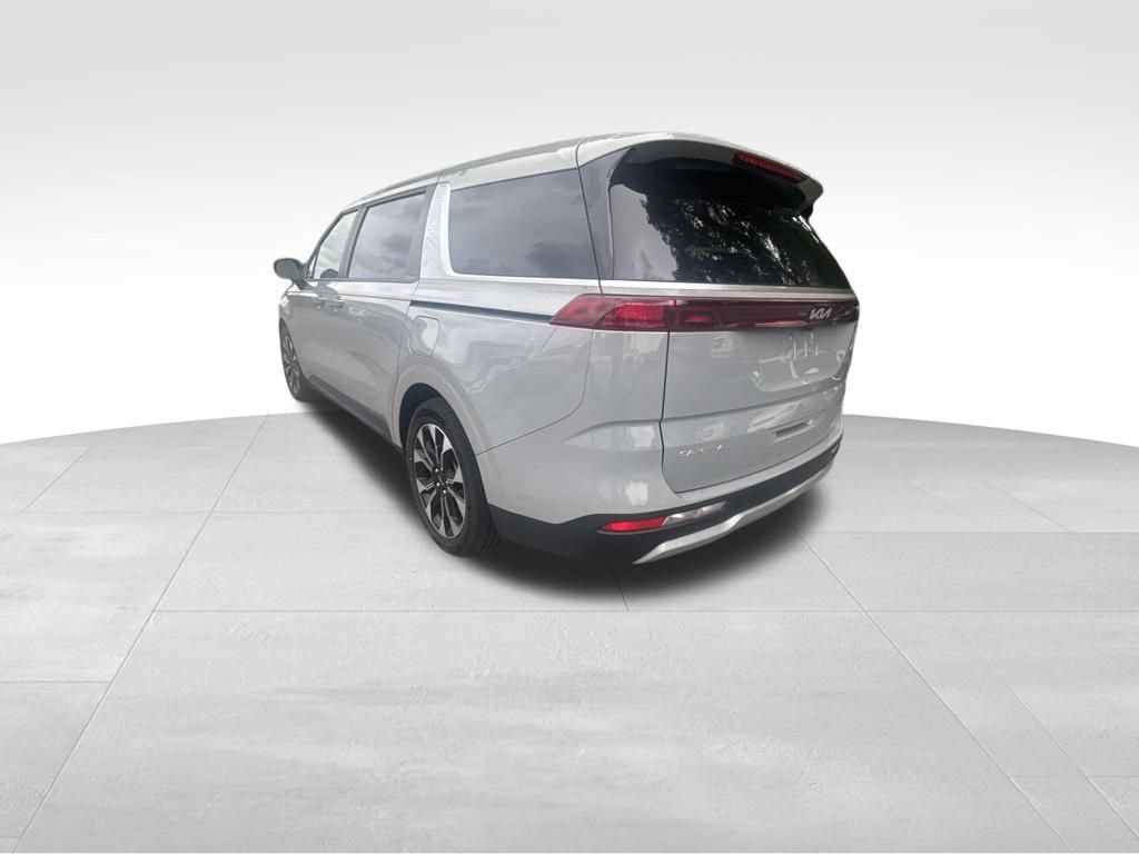 Used 2024 Kia Carnival EX FWD image 4