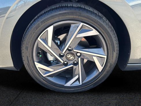 Used 2025 Hyundai Elantra Limited image 22