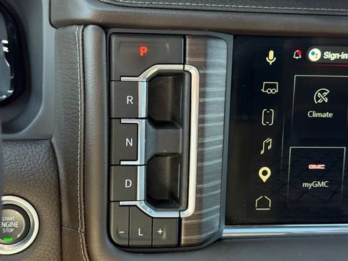 Used 2024 GMC Yukon XL Denali w/ Denali Reserve Package AWD/4WD image 13