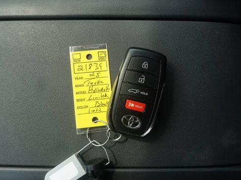 Used 2025 Toyota Highlander Limited AWD/4WD image 33