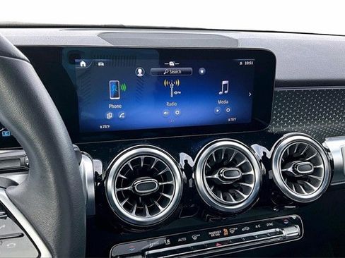 Used 2025 Mercedes-Benz GLB 250 4MATIC image 12