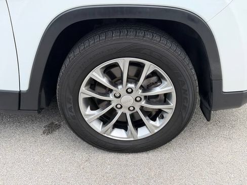 Used 2021 Jeep Cherokee Latitude Plus FWD image 20