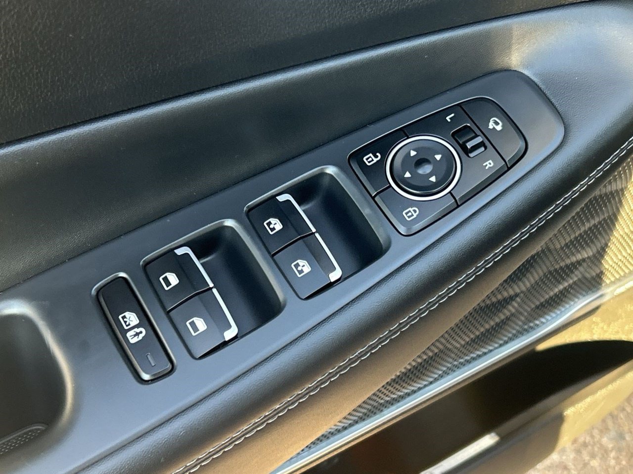 Used 2023 Hyundai Santa Fe Limited AWD/4WD image 18