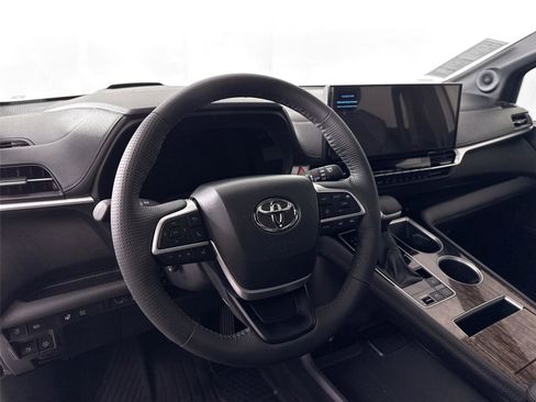 Certified 2025 Toyota Sienna Platinum image 4