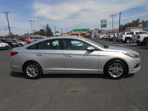 Used 2017 Hyundai Sonata SE FWD image 2