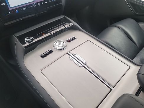 Used 2025 Lincoln Navigator Reserve image 23