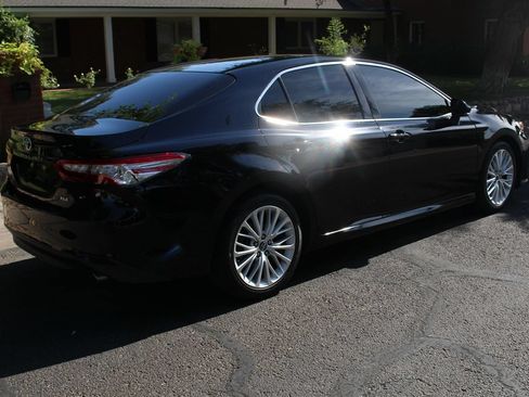 Used 2018 Toyota Camry XLE FWD image 6