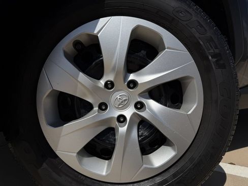 Used 2020 Toyota RAV4 LE FWD image 9