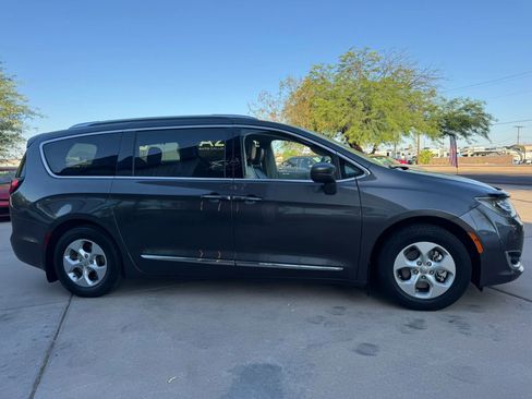Used 2017 Chrysler Pacifica Touring-L Plus FWD image 5