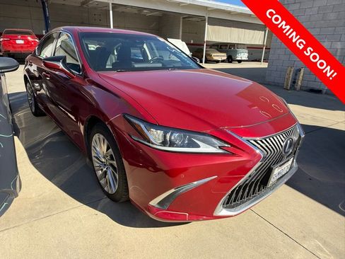 Used 2019 Lexus ES 300h w/ Luxury Package image 2