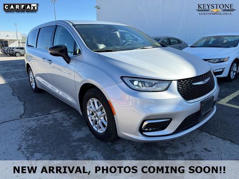 Used 2024 Chrysler Pacifica Touring-L image 1